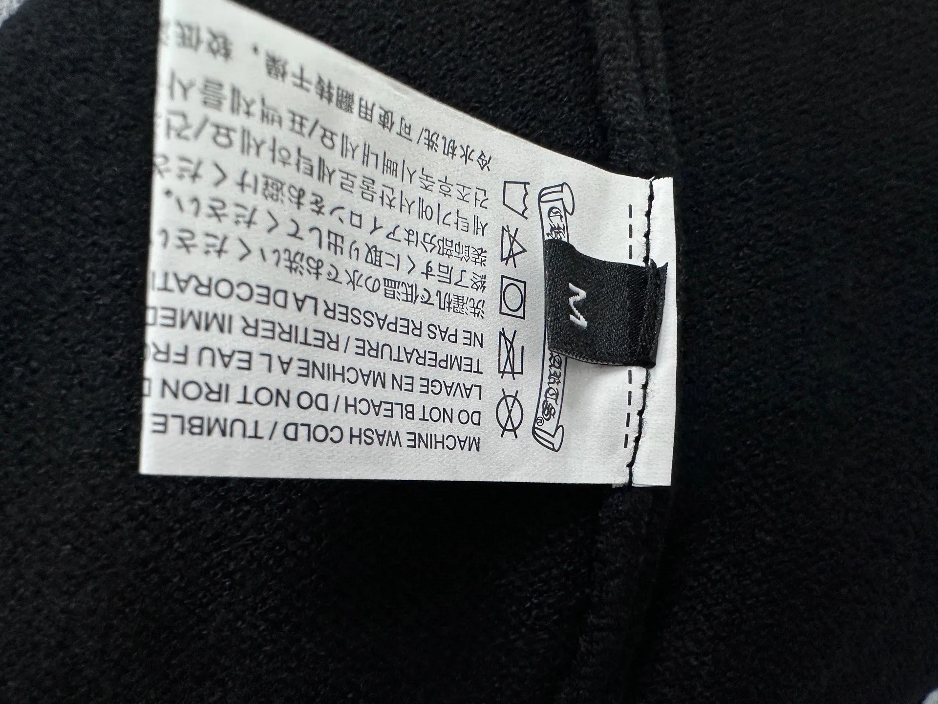 ￼ P250 【Chrome Hearts】Chrome Hearts' new cross-knitted jacquard appliquéd crew neck sweater. Contains 20% wool. The item is made of custom-dyed and custom-spun yarn and purchased from the original version. A full set of customized accessories. Details determine success or failure. A new model for autumn and winter. It is soft and delicate and does not tie the body. The upper body effect is very nice. Loose fit. Same style for men and women. Color: White Black Size: S-L